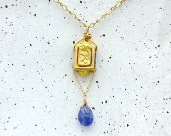 Collar de tanzanita y reliquia de latón