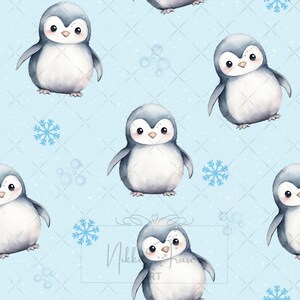 Può includere: Un motivo ripetuto di adorabili pinguini dei cartoni animati su sfondo azzurro. I pinguini sono grigi e bianchi con occhi e becchi neri. Lo sfondo presenta fiocchi di neve e un motivo a griglia a rombi.