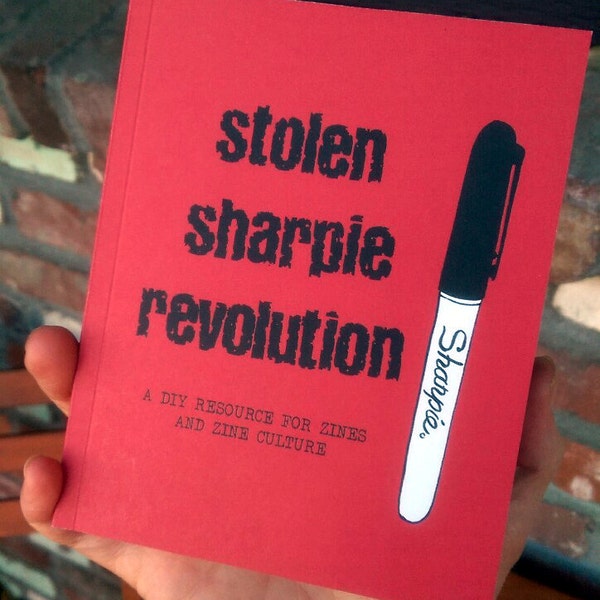 Stolen Sharpie Revolution: eine DIY-Ressource für Zines und Zine-Kultur (Papierrückseite oder gebunden)