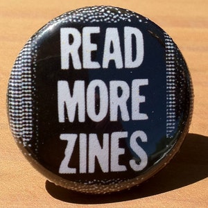 Read More Zines - Knopf, Magnet oder Flaschenöffner