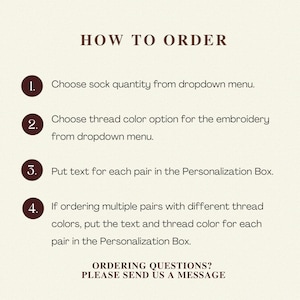 K&ouml;nnte beinhalten: Eine Anleitungsgrafik mit cremefarbenem Hintergrund und dunkelbraunem Text mit der &Uuml;berschrift HOW TO ORDER. Sie listet vier nummerierte Schritte zur Sockenbestellung auf, einschlie&szlig;lich der Wahl von Menge, Garnfarbe und Texteingabe im Personalisierungsfeld.