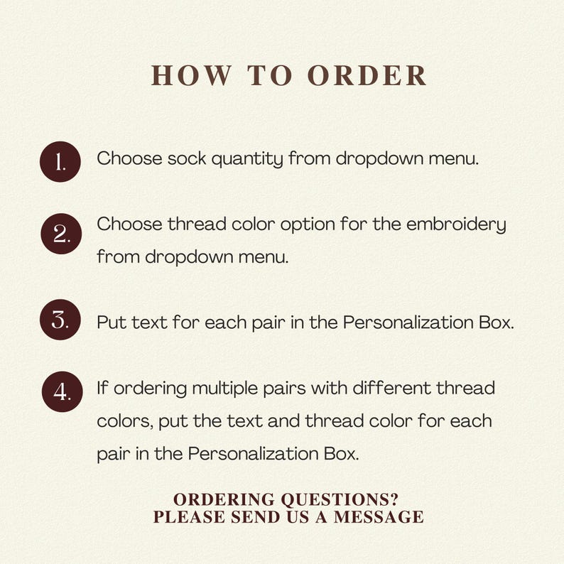 K&ouml;nnte beinhalten: Eine Anleitungsgrafik mit cremefarbenem Hintergrund und dunkelbraunem Text mit der &Uuml;berschrift HOW TO ORDER. Sie listet vier nummerierte Schritte zur Sockenbestellung auf, einschlie&szlig;lich der Wahl von Menge, Garnfarbe und Texteingabe im Personalisierungsfeld.