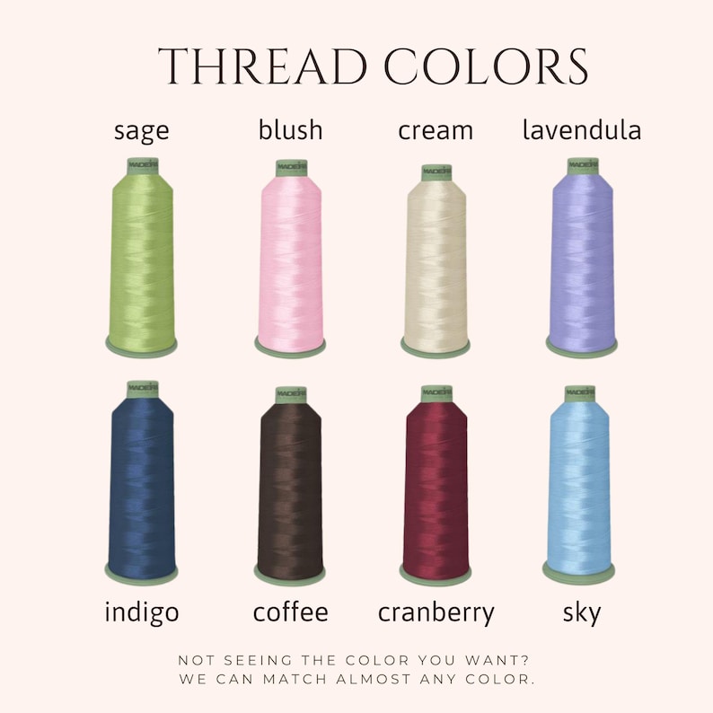 K&ouml;nnte beinhalten: Das Bild zeigt acht Garnrollen in verschiedenen Farben: Salbei, Rosa, Creme, Lavendel, Indigo, Kaffee, Cranberry und Himmelblau. Der Text "THREAD COLORS" steht oben, mit dem Hinweis unten: "SIEHT DIE FARBE NICHT, DIE SIE WOLLEN? WIR K&Ouml;NNEN FAST JEDE FARBE ANPASSEN."