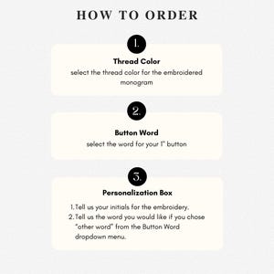 Pode incluir: Imagem que detalha o processo de encomenda. O texto diz "HOW TO ORDER" no topo. As etapas incluem a sele&ccedil;&atilde;o da cor da linha, da palavra do bot&atilde;o e o fornecimento de iniciais e uma palavra adicional para personaliza&ccedil;&atilde;o. O fundo &eacute; de cor creme suave.