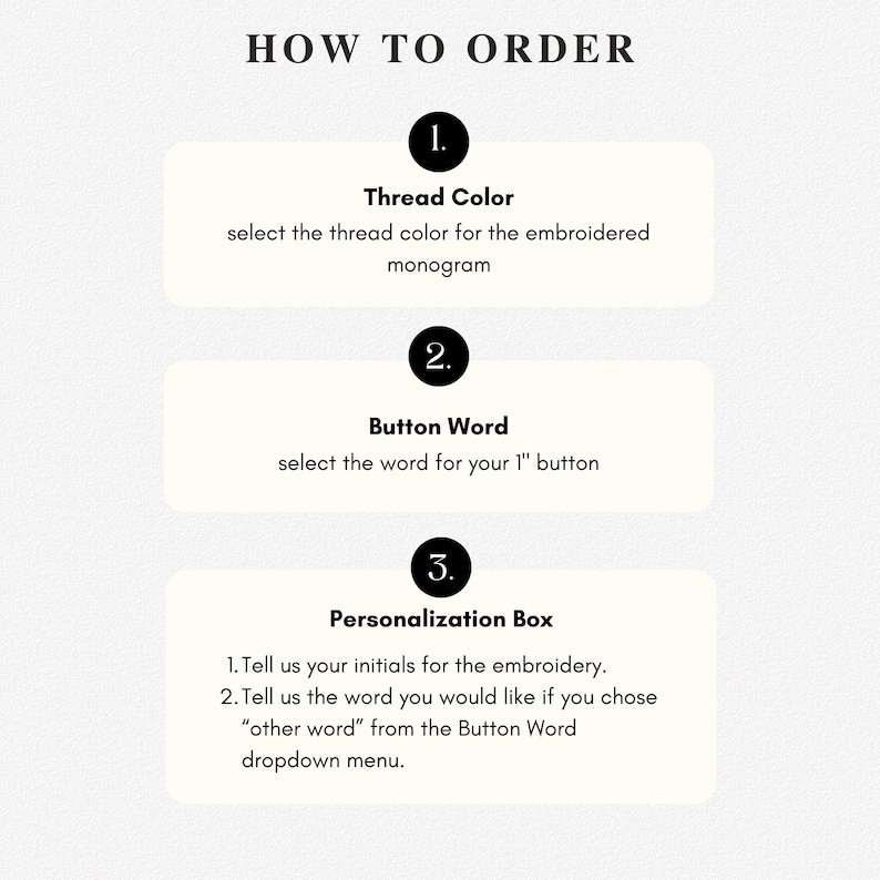 Pode incluir: Imagem que detalha o processo de encomenda. O texto diz "HOW TO ORDER" no topo. As etapas incluem a sele&ccedil;&atilde;o da cor da linha, da palavra do bot&atilde;o e o fornecimento de iniciais e uma palavra adicional para personaliza&ccedil;&atilde;o. O fundo &eacute; de cor creme suave.