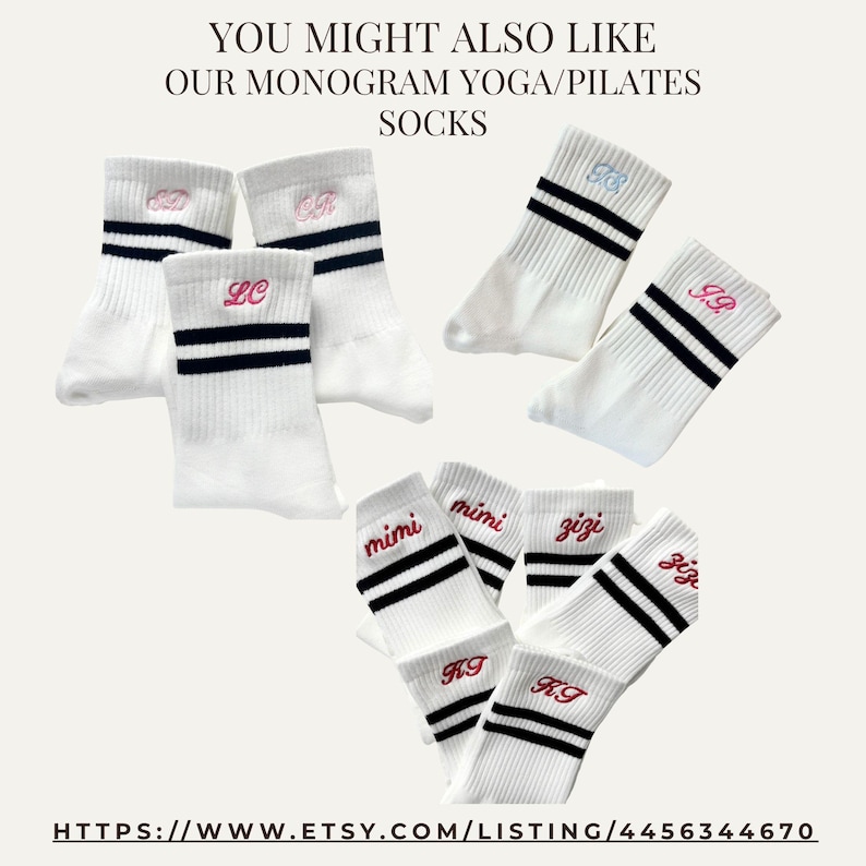 K&ouml;nnte beinhalten: Wei&szlig;e Socken mit zwei schwarzen horizontalen Streifen am B&uuml;ndchen und verschiedenen gestickten Monogrammen oder Namen in rosa, rotem und hellblauem Garn. Der Text lautet: YOU MIGHT ALSO LIKE OUR MONOGRAM YOGA/PILATES SOCKS und eine URL.