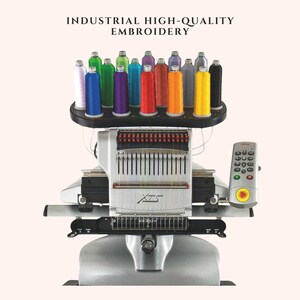 K&ouml;nnte beinhalten: Industrielle Stickmaschine in Silber und Schwarz mit Bedienfeld und einem Gestell mit bunten Garnrollen. Der Text "INDUSTRIAL HIGH-QUALITY EMBROIDERY" befindet sich oben.