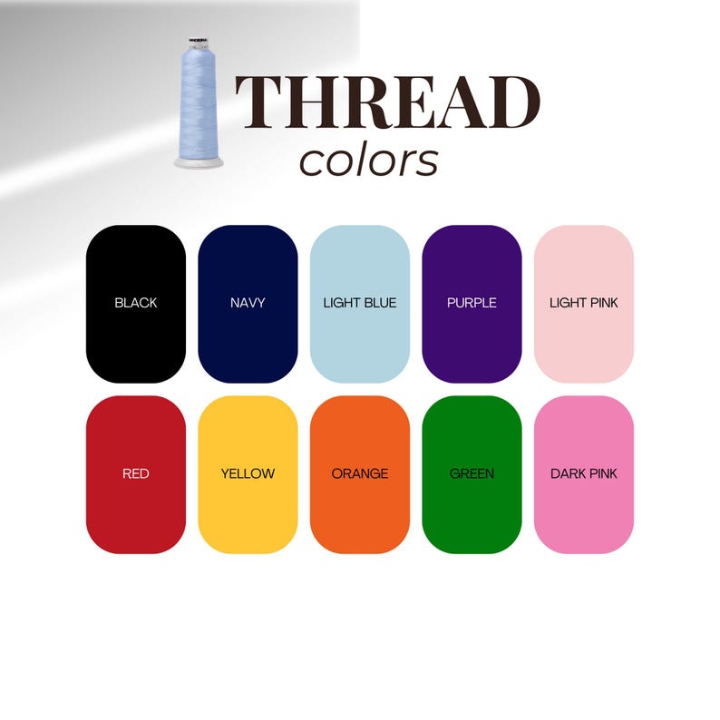 Pode incluir: Imagem mostrando as cores da linha. Apresenta um carretel de linha azul claro e uma paleta de dez amostras de cores rotuladas: preto, azul marinho, azul claro, roxo, rosa claro, vermelho, amarelo, laranja, verde e rosa escuro.