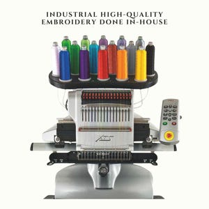 K&ouml;nnte beinhalten: Eine industrielle Stickmaschine mit dem Text INDUSTRIAL HIGH-QUALITY EMBROIDERY DONE IN-HOUSE. Die Maschine verf&uuml;gt &uuml;ber einen oberen Halter mit f&uuml;nfzehn bunten Garnrollen in Wei&szlig;, Blau, Gr&uuml;n, Lila, T&uuml;rkis, Rot, Orange, Gelb und Schwarz.