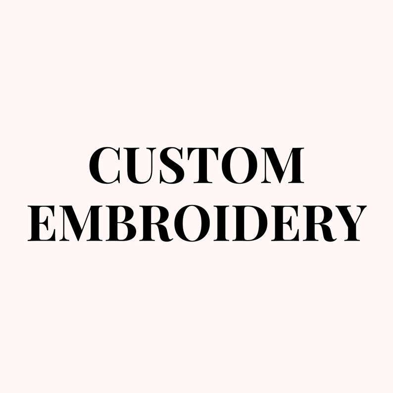 K&ouml;nnte beinhalten: Ein Grafikdesign mit dem Text CUSTOM EMBROIDERY in einer fetten, schwarzen Serifenschrift, zentriert auf einem einfarbigen, blassrosa Hintergrund. Die Buchstaben sind gro&szlig;geschrieben und deutlich lesbar, was eine klare Darstellung bietet.