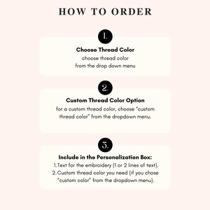 K&ouml;nnte beinhalten: Grafik mit Anweisungen zur Bestellung eines individuellen Produkts. Der Text lautet oben &bdquo;HOW TO ORDER&ldquo;. Zu den Schritten geh&ouml;ren die Auswahl der Garnfarbe, die Auswahl einer individuellen Garnfarbe und die Angabe von Personalisierungsdetails.
