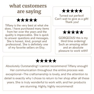 K&ouml;nnte beinhalten: Bild mit Kundenbewertungen mit Sternenbewertungen und Text. Der Text enth&auml;lt positives Feedback &uuml;ber eine Verk&auml;uferin namens Tiffany, wobei Qualit&auml;t, Kommunikation und Handwerkskunst hervorgehoben werden. Das Gesamtthema ist Kundenzufriedenheit.