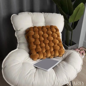 coussin carré noué fait à la main, oreiller en peluche esthétique nordique, oreiller décoratif pour chaise de bureau, cadeaux anniversaire image 1