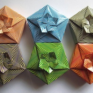 Boîtes de fleurs de cerisier en origami