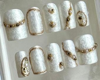 Presse perle blanche d'anniversaire sur les ongles Conseils en gel réutilisables faits à la main Cadeau de faux ongles pour elle Faux ongles carré court mariage look épuré