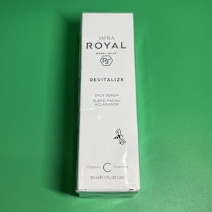 Suero revitalizante para imperfecciones con jalea real de Jafra, 30 ml (1 onza líquida), sellado. imagen 1