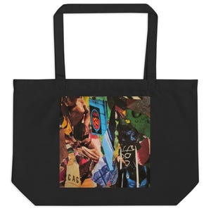 Peut inclure: Sac fourre-tout noir avec un motif de collage coloré. Le collage présente diverses images et fragments de texte, dont les lettres "CAG" sur une bouteille. Le sac est de forme rectangulaire avec deux anses.