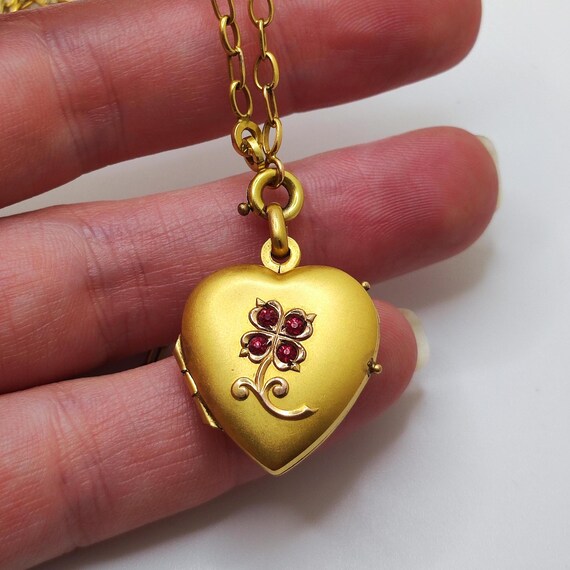 Médaillon ancien en forme de cœur France, Art Porte