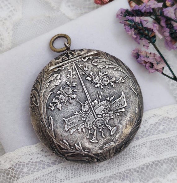 Antique French Silver Compact Pendant: Art Nouveau Fl… - Gem