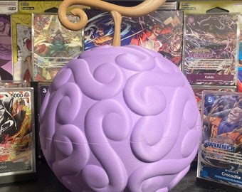 Caja de barajas de frutas Gum Gum / Almacenamiento de cartas coleccionables inspirado en One Piece / Regalo de anime de frutas del diablo / Soporte para juegos de cartas / Contenedor personalizado impreso en 3D