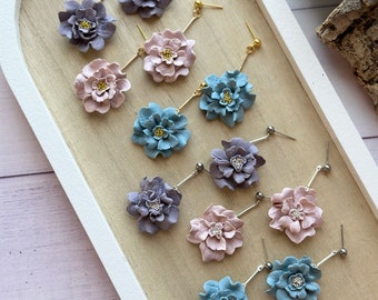 Pendientes colgantes de arcilla polimérica con flores hechas a mano