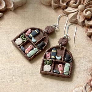 Libreria ad arco / Libri / Piante / Orecchini in pasta polimerica