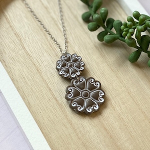 Collar largo de arcilla polimérica marrón con forma floral