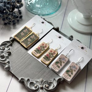 Boucles d'oreilles tendance roses, hortensias ou lys en pâte polymère