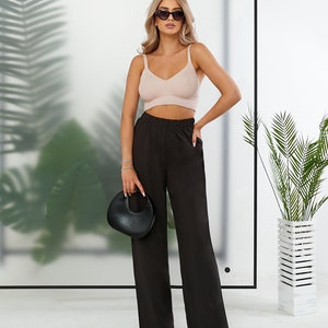 Pantalon taille haute avec élastique et poches latérales en tissu d'été léger Noir