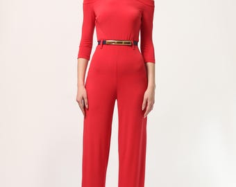 Mono con hombros descubiertos y tirantes. Pantalón ancho con cintura ajustada y trabillas.