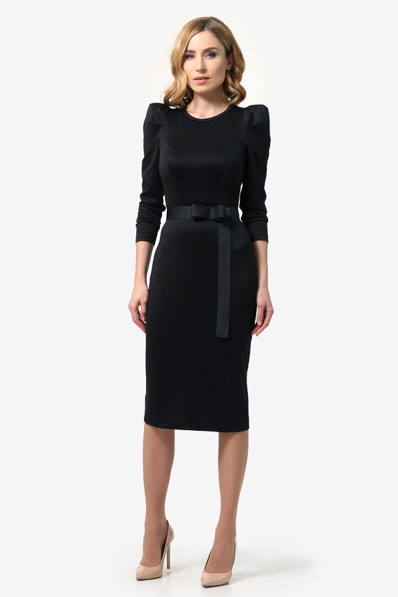 Dress with A Fitted Silhouette Below The Knee, Featuring 3/4 Puff Sleeves. Includes A Belt.