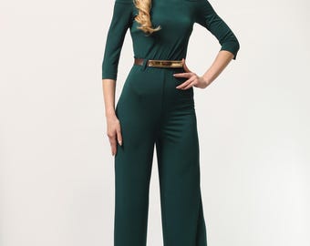 Mono con hombros descubiertos y tirantes. Pantalón ancho con cintura ajustada y trabillas.