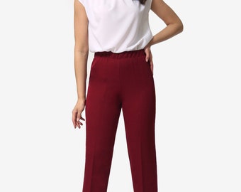 Trousers with a straight leg from the knee, featuring a high waist with an elastic band.