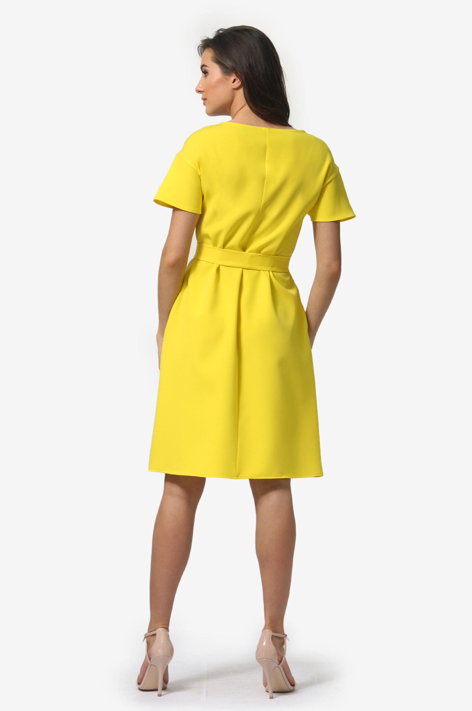 Two-tone knee-length dress with pleated sleeves and a belt made of the same fabric. Two-tone knee-length dress with pleated sleeves and a belt made of the same fabric.