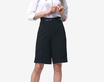 Ce short longueur genou avec une taille haute et des passants pour ceinture convient à la fois à un usage quotidien et au style professionnel