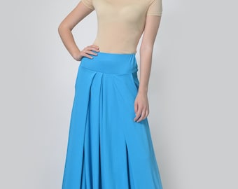 Skirt with a floor-length flared silhouette, made of viscose knit fabric, with front and back pleats, featuring a wide waistband.