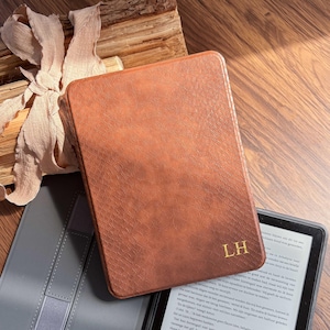 Brown Crocodile Print 6.8" Kindle cover with built-in hand strap Colorsoft Case Paperwhite 12th 7", 2024 11th 6" Case Auto Wake/Sleep