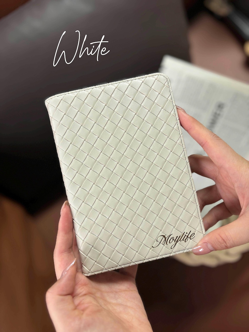 Puede incluir: Cartera de cuero blanca con un patr&oacute;n tejido y la palabra "Moylife" grabada en la parte delantera.
