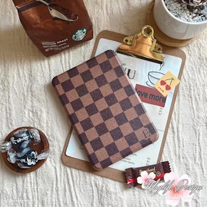 Étui pour Kindle en damier marron, étui Kobo, Kindle Paperwhite 12e génération et Kindle Colorsoft avec dragonne, veille automatique, dos magnétique