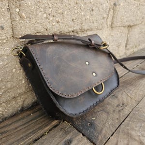 Bolso de cuero para silla de montar / Bolso mediano cosido a mano / Bolso bandolera / Bolso de cuero marrón rústico