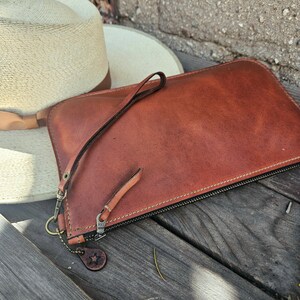 Petit portefeuille en cuir terra cotta / Pochette pour accessoires / Pochette / Pochette en cuir faite main / Petit sac avec fermeture éclair / Unisexe / Pochette avec fermeture éclair