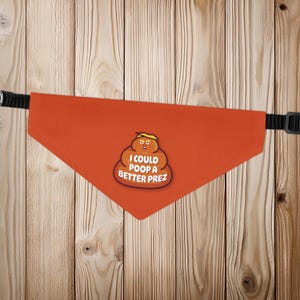Anti-Trumpf-Hundehalsband mit Bandana-Motiv: „Poop a Better Prez“.