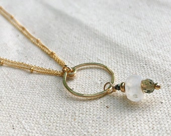 Sierlijke Maansteen hanger ketting, elegante gestippelde ketting, gouden edelsteen cirkel ketting