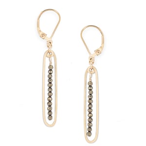 Druppeloorbellen goud en pyriet, handgemaakte edelsteenoorbellen, elegante gouden bungelsieraden