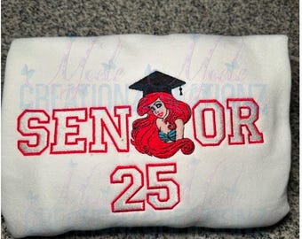 Sudadera bordada Ariel Senior Clase de 2025 Sudadera La Sirenita