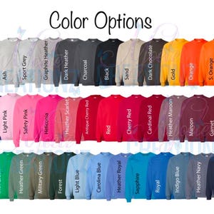 Puede incluir: Una tabla con 36 opciones de color diferentes para sudaderas. Los colores est&aacute;n dispuestos en tres filas de 12 colores cada una. Los colores incluyen blanco, ceniza, gris deportivo, gris jaspeado grafito, gris jaspeado oscuro, carb&oacute;n, negro, arena, chocolate oscuro, dorado, naranja, naranja de seguridad, morado, rosa claro, rosa de seguridad, heliconia, escarlata jaspeado, rojo cereza antiguo, rojo, rojo cereza, rojo cardenal, marr&oacute;n jaspeado, marr&oacute;n, granate, verde de seguridad, verde irland&eacute;s, verde jaspeado, verde militar, verde bosque, azul claro, azul Carolina, azul real jaspeado, zafiro, azul real, azul &iacute;ndigo, azul marino jaspeado y azul marino.