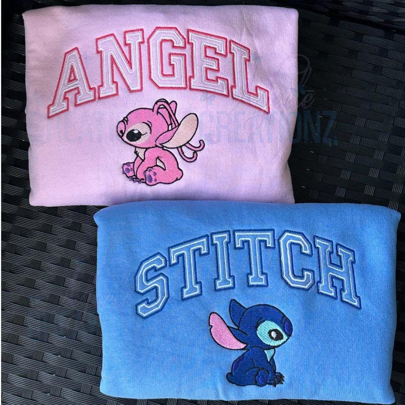 Puede incluir: Dos sudaderas con dise&ntilde;os bordados. La sudadera rosa tiene "ANGEL" en blanco con un contorno rojo y un personaje Stitch rosa. La sudadera azul tiene "STITCH" en blanco con un contorno azul y un personaje Stitch azul.
