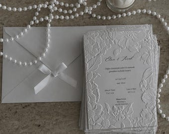 Tarjetas de invitación con relieve floral