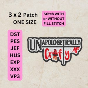 Puede incluir: Un diseño de bordado negro y rojo con el texto "Unapologetically Crafty AF". El diseño mide 7,6 cm por 5,1 cm y se puede bordar con o sin puntada de relleno.