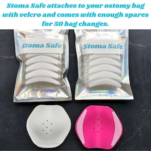 Pode incluir: Dois pacotes de barreiras adesivas brancas Stoma Safe, cada um com 10 barreiras. Há também duas capas de barreira Stoma Safe, uma branca e uma rosa.